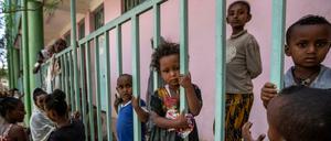 Kinder spielen in einer Grundschule, in der sie mit ihren Familien aus der Konfliktregion Tigray Zuflucht gefunden haben.