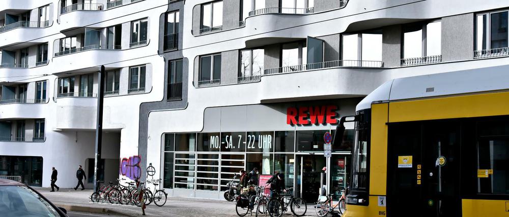 Im Erdgeschoss ein Supermarkt, darüber Wohnungen. So sieht das erste fertig gestellte Berliner Projekt von Trei in der Pappelallee aus