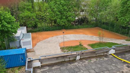Eine Baustraße führt über den Tennisplatz hinter der früheren Australischen Botschaft in Niederschönhausen.