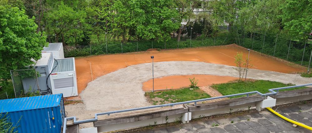 Eine Baustraße führt über den Tennisplatz hinter der früheren Australischen Botschaft in Niederschönhausen.