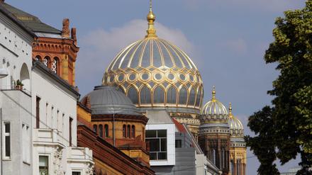 Die Kuppel der Synagoge in Berlin glänzt golden über den Dächern der Oranienburger Straße.