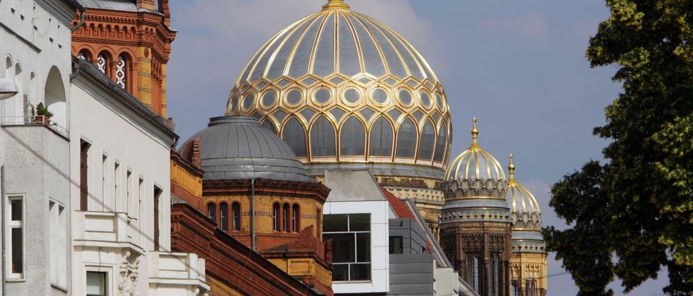 Die Kuppel der Synagoge in Berlin glänzt golden über den Dächern der Oranienburger Straße. 