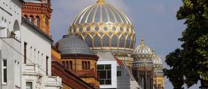 Die Kuppel der Synagoge in Berlin glänzt golden über den Dächern der Oranienburger Straße. 