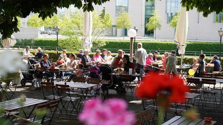  Restaurant und Biergarten "Zollpackhof" am Bundeskanzleramt im Sommer 2020. 