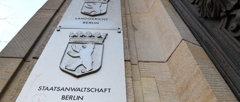 Vor dem Berliner Landgericht hat ein Prozess gegen vier Männer begonnen, die ein älteres Ehepaar um ihre Wohnung betrogen haben.