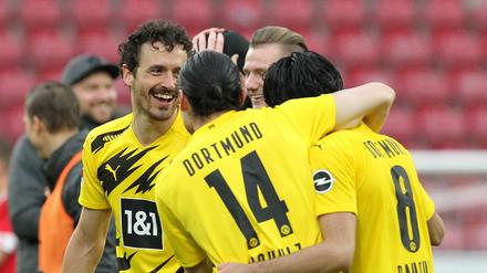 Lief gut. Die Dortmunder feiern nach dem Spiel.