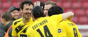 Lief gut. Die Dortmunder feiern nach dem Spiel.
