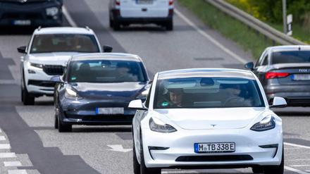 Im kleinen weißen Tesla kommt der Firmenchef nach Grünheide.
