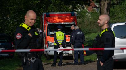 Polizeibeamte stehen unweit der Parkanlage an der Idsteiner Straße Ecke Seibtweg in Berlin-Zehlendorf.