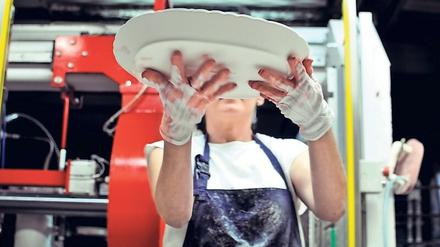 Zusammenspiel. Die ineinandergreifenden Abläufe bei der Herstellung eines Tafelservice wie in der polnischen Manufaktur Cmielów gleichen einem Ballett.