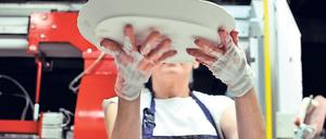 Zusammenspiel. Die ineinandergreifenden Abläufe bei der Herstellung eines Tafelservice wie in der polnischen Manufaktur Cmielów gleichen einem Ballett.