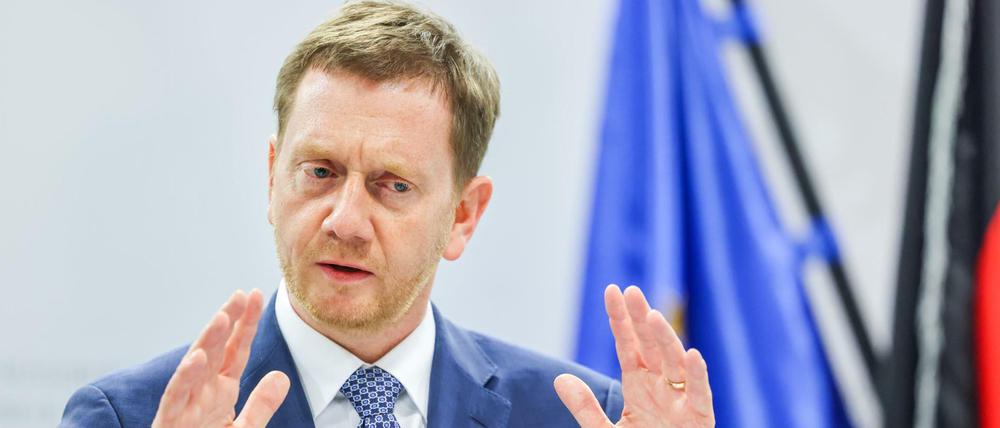 Michael Kretschmer (CDU), Ministerpräsident von Sachsen, spricht in einer Pressekonferenz.