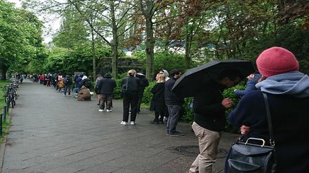 Anstehen vor der Schule in der Köllnischen Heide.