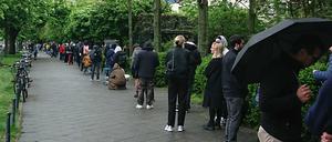 Anstehen vor der Schule in der Köllnischen Heide.