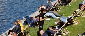 Lockerungen nur für Geimpfte? Ein gut besuchtes Cafe an der Spree in Berlin