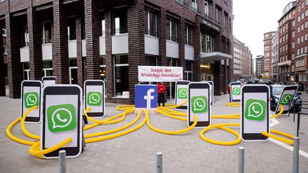 Aktivisten des Kampagnennetzwerks Campact demonstrieren vor dem Hamburger Sitz von Facebook.