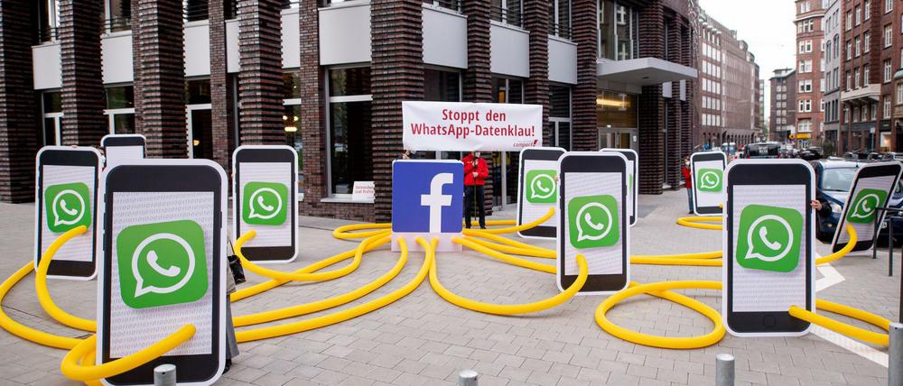 Aktivisten des Kampagnennetzwerks Campact demonstrieren vor dem Hamburger Sitz von Facebook.