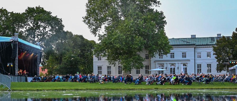 Ein Axel-Prahl-Open-Air-Konzert im Schloss Neuhardenberg in Brandenburg