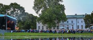 Ein Axel-Prahl-Open-Air-Konzert im Schloss Neuhardenberg in Brandenburg