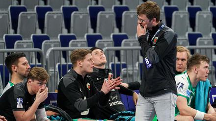Trainer Jaron Siewert hat einige Veränderungen vorgenommen und erkundigt sich regelmäßig nach Beschwerden.