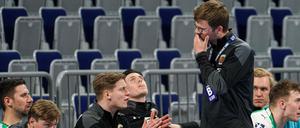 Trainer Jaron Siewert hat einige Veränderungen vorgenommen und erkundigt sich regelmäßig nach Beschwerden.