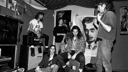 Pearl Jam im Jahr 1991 mit Jeff Ament (links) und Eddie Vedder (2. v. r.).
