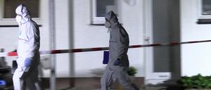 Messerangriff in einer Wohnung in Bad Essen: Polizeibeamte am Tatort