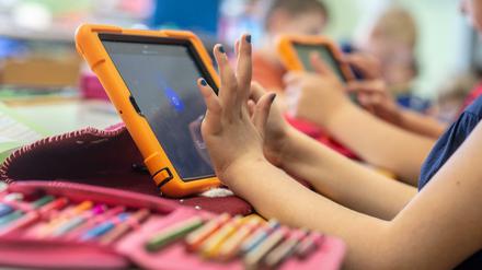 Grundschüler beim Unterricht mit Tablets (Archivbild) 