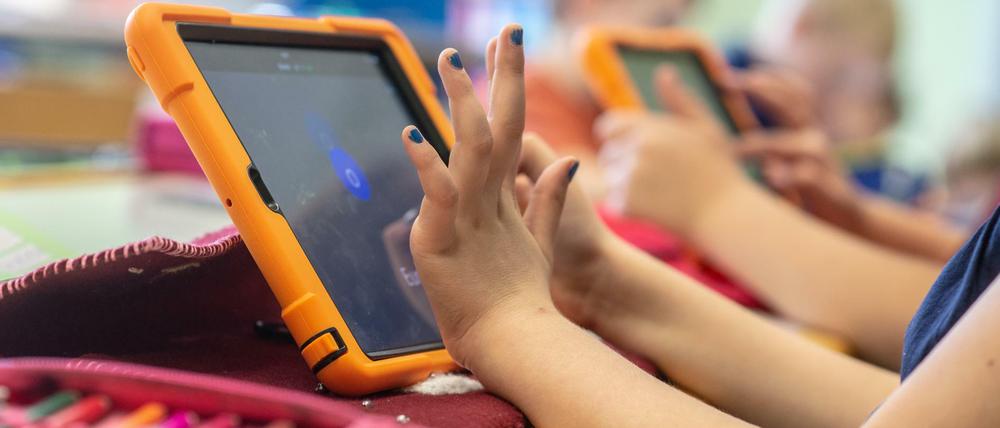 Grundschüler beim Unterricht mit Tablets (Archivbild) 