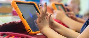 Grundschüler beim Unterricht mit Tablets (Archivbild) 