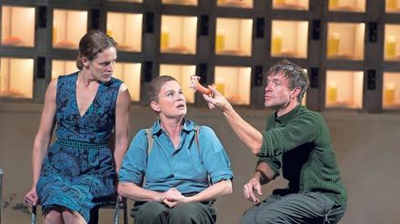 Fleisch regiert die Welt. Katharina Lorenz (l.), Dörte Lyssewski und Christoph Luser. 