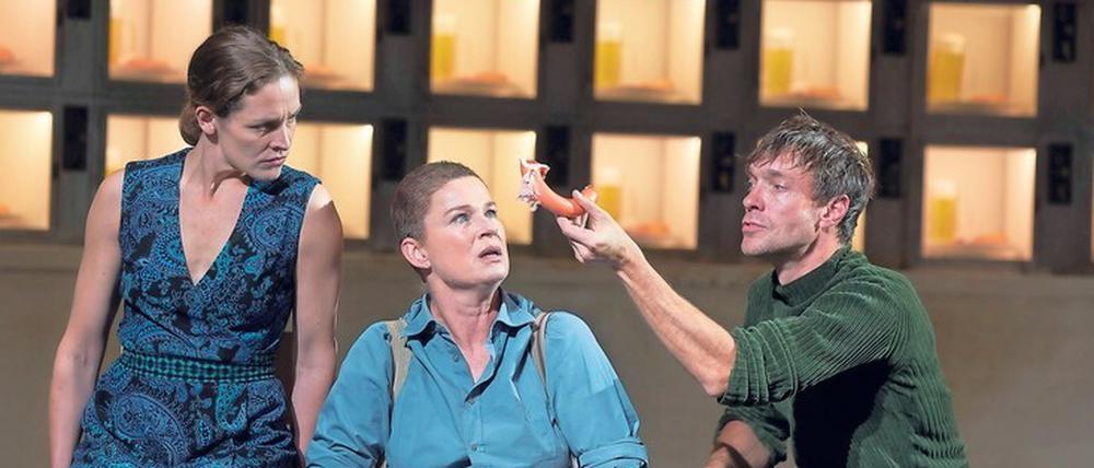 Fleisch regiert die Welt. Katharina Lorenz (l.), Dörte Lyssewski und Christoph Luser. 