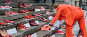 Jedes Schuhpaar steht für eine Frau, die durch Gewalt gestorben ist: die SPD-Politikerin Thela Wernstedt während der Aktion "Rote Schuhe" gegen den Austritt der Türkei aus der Istanbul Konvention vor dem Niedersächsischen Landtag. Die Aktionsform geht auf die mexikanische Künstlerin Elina Chauvet zurück.
