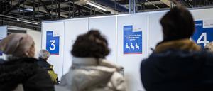 Personen warten auf eine Corona-Impfung im Impfzentrum in Schoenefeld.