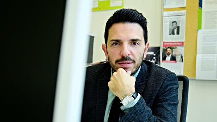 Dervis Hizarci als Antidiskriminierugsbeauftragter von Berlin in seinem Büro. Heute berät er die Bundesregierung bei der Impfkampagne.