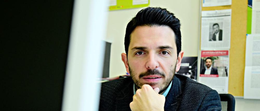 Dervis Hizarci als Antidiskriminierugsbeauftragter von Berlin in seinem Büro. Heute berät er die Bundesregierung bei der Impfkampagne.