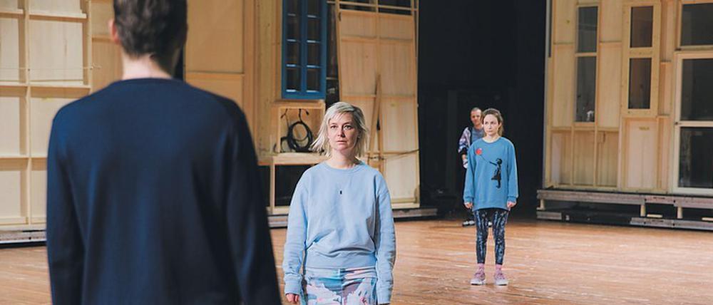 Ende der Familienwelt. Szene mit Benjamin Lillie, Maja Beckmann, Wiebke Mollenhauer, Nils Kahnwald