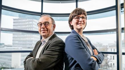 Suchen den Aufbruch: Die SPD-Chefs Norbert Walter-Borjans Saskia Esken oben im Willy-Brandt-Haus. 