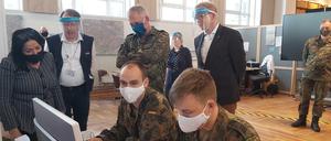 Bundeswehrsoldaten helfen in Berlins Gesundheitsämtern aus.