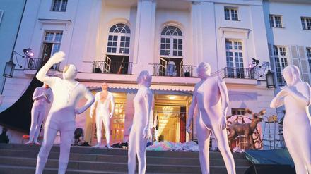 Das Deutsche Theater spielt ab 22.5. „Tartuffe oder das Schwein der Weisen“ draußen vor dem Schauspielhaus.