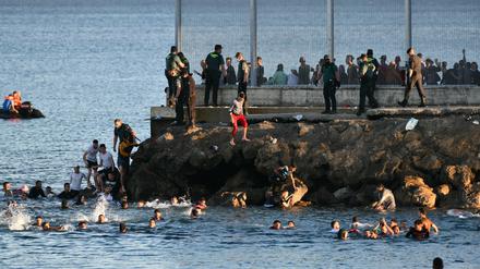 Migranten schwimmen von der marokkanischen Stadt Fnideq aus zur spanischen Nordafrika-Exklave Ceuta.