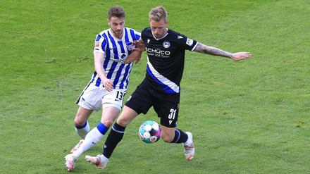 Hart am Mann. Lukas Klünter (l.) hat sich unter Trainer Pal Dardai seinen Stammplatz bei Hertha BSC zurückerkämpft.