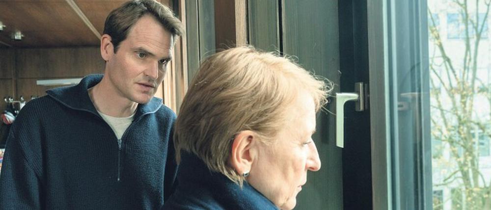 Was weiß die Kommissarin über ihren Freund, den Lehrer? Felix Voss (Fabian Hinrichs) zweifelt an Paula Ringelhahn (Dagmar Manzel).