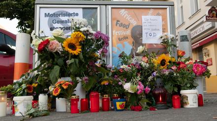 Blumen und Kerzen wurden nach dem Unfall, bei dem Johanna Hahn starb, an der Unfallstelle in Charlottenburg zum Gedenken niedergelegt. 