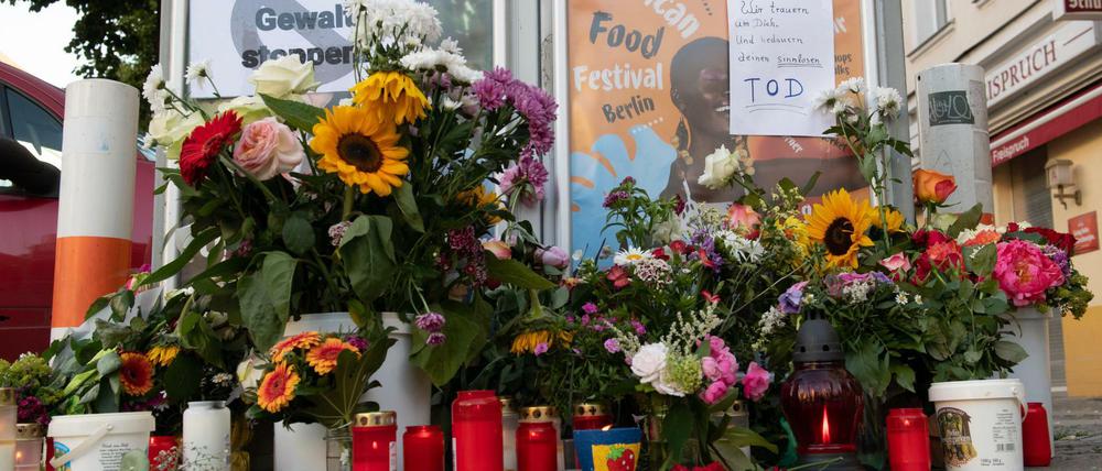 Blumen und Kerzen wurden nach dem Unfall, bei dem Johanna Hahn starb, an der Unfallstelle in Charlottenburg zum Gedenken niedergelegt.
