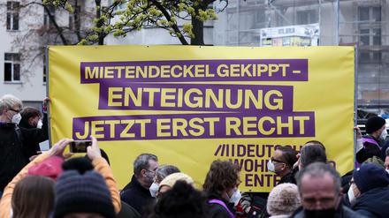 Ein Banner der Initiative "Deutsche Wohnen und Co enteignen" bei Protesten im April. Auch am Sonntag soll es wieder eine Demonstration geben.