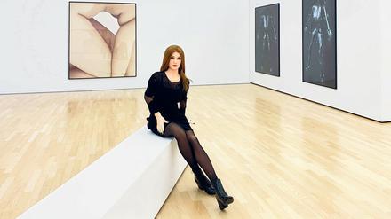 Die Abbilder von Louisa Clement bestehen aus biegsamem Aluminium. Insgesamt zehn Avatare wurden in China produziert, mit Clements biografischen Daten gefüttert und mit künstlicher Intelligenz ausgestattet.