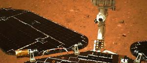 Marsflugkörper. Am Mittwoch veröffentlichte die chinesische Raumfahragentur CNSA ein erstes Bild, das der chinesische Mars-Rover „Zhurong“ nach der Landung auf dem Nachbarplaneten am vergangenen Samstag aufgenommen hat. 