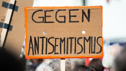 Juden in Deutschland müssen mit Hetze gegen sich leben. Hier zeigt ein Demonstrant Solidarität.