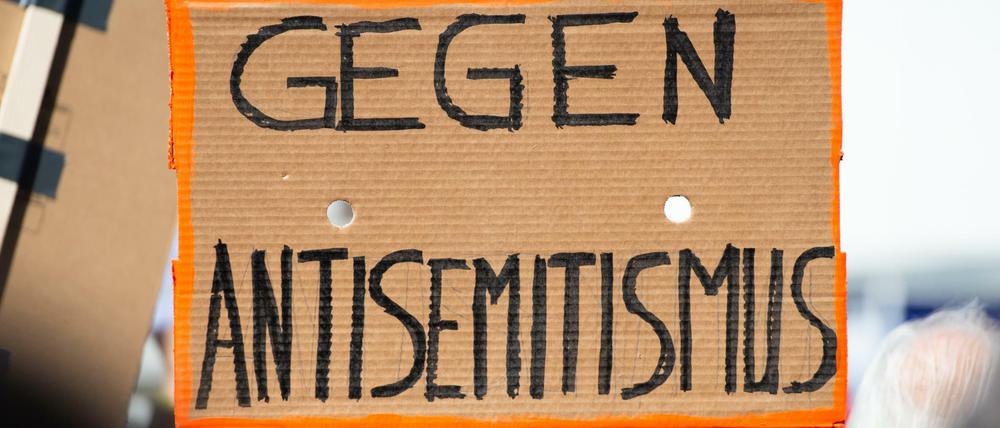 Juden in Deutschland müssen mit Hetze gegen sich leben. Hier zeigt ein Demonstrant Solidarität.